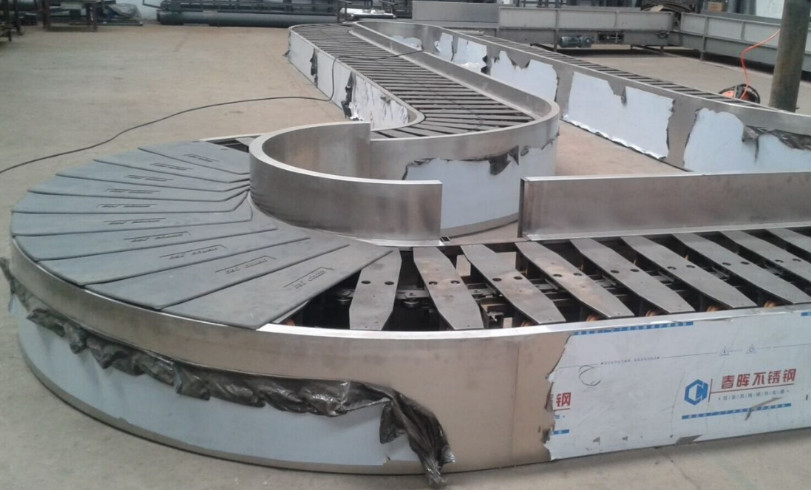 Baggage reclaim carousel. flat carousel. flat plate carousel. plane baggage carousel. horizaontal claim conveyor