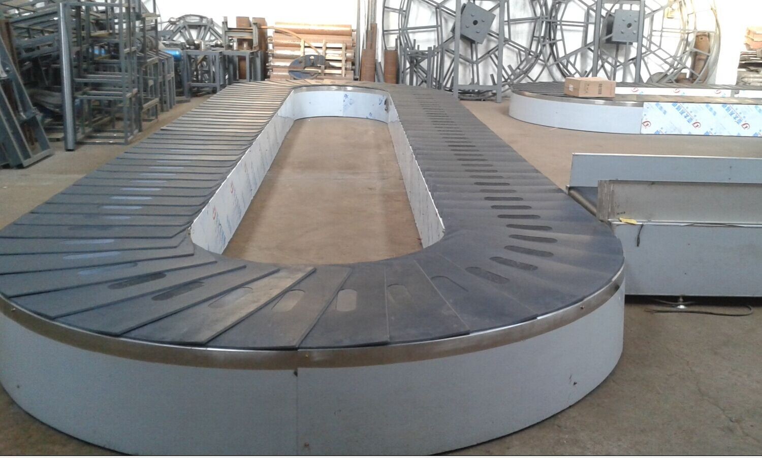 Baggage reclaim carousel. flat carousel. flat plate carousel. plane baggage carousel. horizaontal claim conveyor